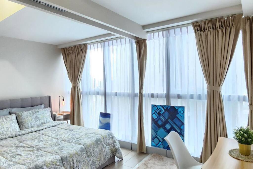 Cosy Executive 1 Bedroom Uptown Parksuites Ultra Fast Internet 马尼拉 外观 照片